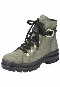 Botte au cheville en suedine vert olive avec semelle en caoutchouc noir, œillets dorés, lacets noirs et un accent rond au niveau du talon. Fini texturé et détails cousus.