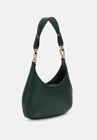 Sac à épaule en cuir vert avec une forme incurvée, doté d'une bandoulière en métal doré et d'une finition texturée subtile.