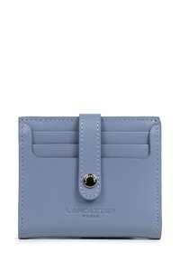 Portafogli in pelle azzurro chiaro con scomparti per carte e chiusura a clip, impresso con il logo "Lancaster Paris" sul davanti.