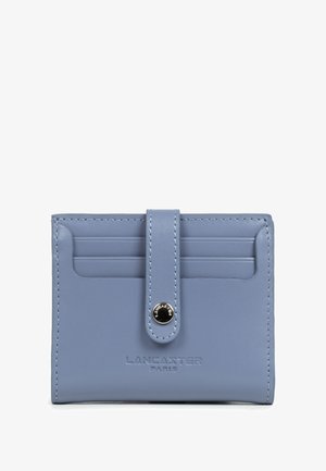 Portafogli in pelle azzurro chiaro con scomparti per carte e chiusura a clip, impresso con il logo "Lancaster Paris" sul davanti.