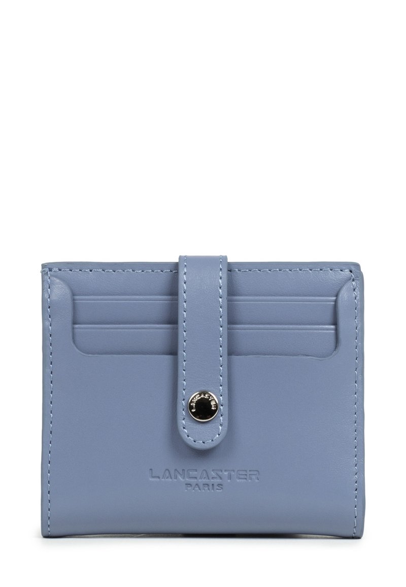Portafogli in pelle azzurro chiaro con scomparti per carte e chiusura a clip, impresso con il logo "Lancaster Paris" sul davanti.