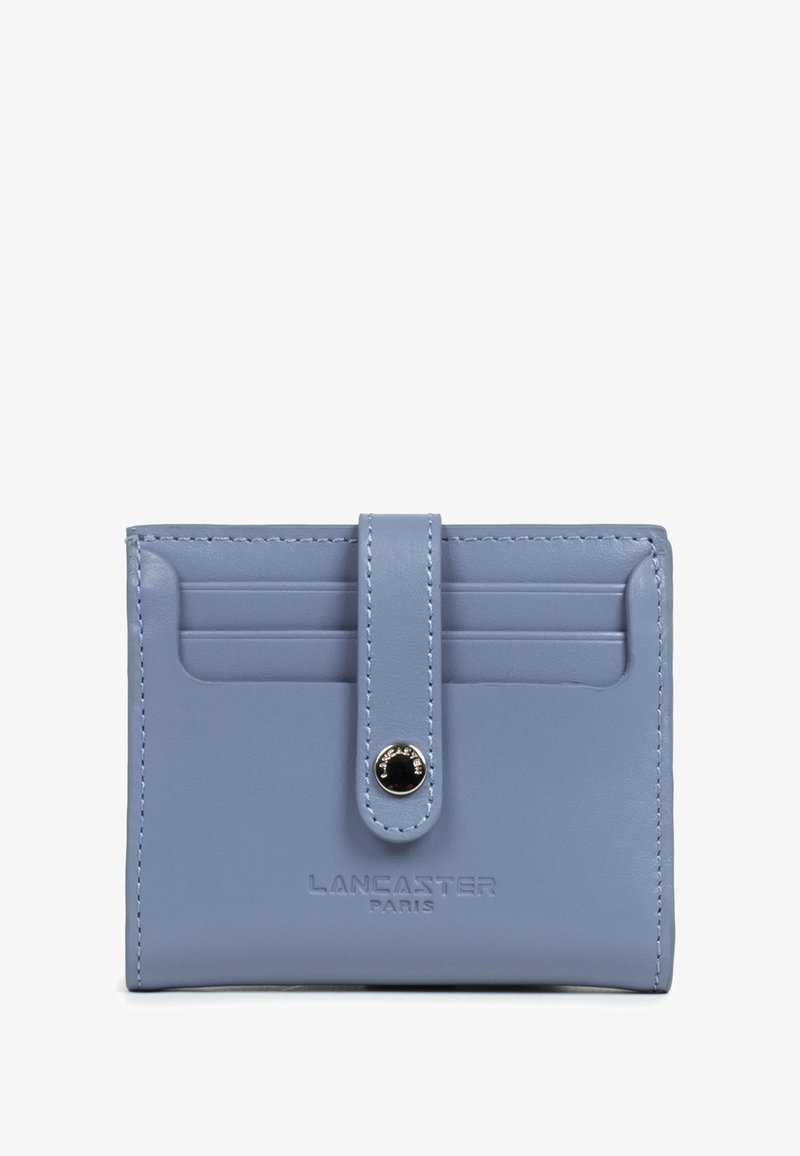 Portafogli in pelle azzurro chiaro con scomparti per carte e chiusura a clip, impresso con il logo "Lancaster Paris" sul davanti.