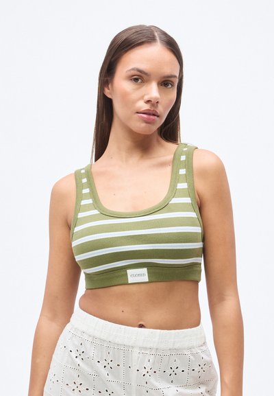 Πράσινο και λευκό ριγέ crop top από ριμπ ύφασμα, με στρογγυλή λαιμόκοψη και ετικέτα στο τελείωμα.