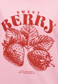 Κόκκινο σκίτσο δύο φραουλών με φύλλα και κείμενο "Γλυκό Μούρο" και "Σταμάτα και μύρισε τις φράουλες" σε ροζ φόντο.