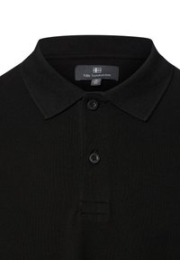 Schwarzes Polohemd aus strukturiertem Stoff mit klassischem Kragen, zwei schwarzen Knöpfen und einem Etikett mit Markenname und Größe.