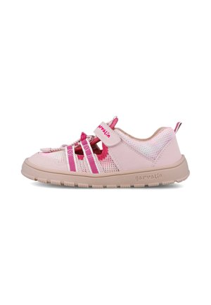 Zapatos para niños de color rosa claro con parte superior de malla, tira velcro y suela de goma. Presentan rayas rosa y blancas y un detalle del logo en el lateral.