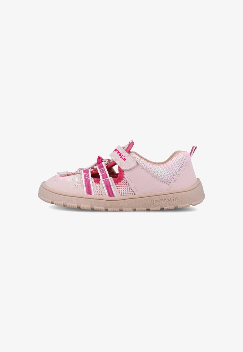 Zapatos para niños de color rosa claro con parte superior de malla, tira velcro y suela de goma. Presentan rayas rosa y blancas y un detalle del logo en el lateral.