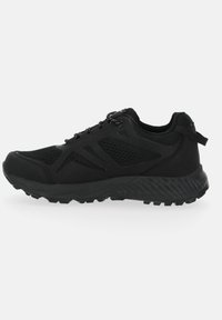 Zwarte sportieve schoenen met een bovenwerk van mesh en synthetisch materiaal, een gestructureerde zool en opvallende noppen voor grip. Heeft een gevoerde kraag en een verstevigde neus.