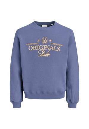 Blå sweatshirt med rund hals og lange ærmer med beige tekst "1990 Creative Dept. Copenhagen Originals Studio" foran.
