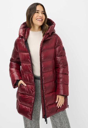 Giacca puffer borgogna con finitura lucida, cappuccio, zip anteriore e tasche laterali. Presenta un design trapuntato e polsini elasticizzati.
