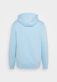 Světle modrá mikina s kapucí, klokaní kapsou, stahovací šňůrkou s kapucí a žebrovanými manžetami. Vyrobena z měkké látky, má čisté švy a žádné grafické prvky.