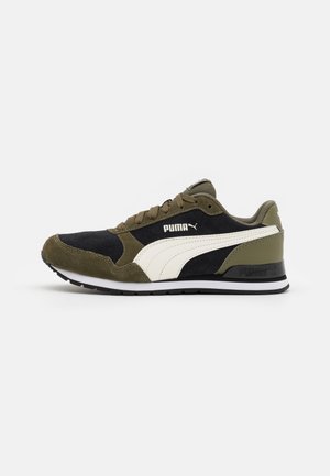Niskie buty sportowe Puma w kolorze czarnym i oliwkowo zielonym z białym paskiem bocznym oraz czarno-białą podeszwą, pokazane od zewnętrznej strony na białym tle.