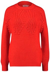 Pull en tricot rouge avec des motifs texturés sur la poitrine, col rond et manches longues. Les poignets et l'ourlet côtelés complètent le design.