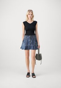 Hollister Co. PLEATED UTILITY SKIRT - Falda plisada - medium denim