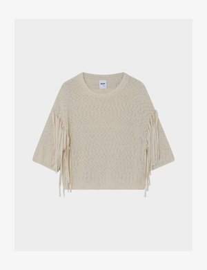 Cremefarvet strikket sweater med brede korte ærmer og lange frynser langs ydersiden af armene, rund halsudskæring og et "DAY"-mærke inde i kraven.
