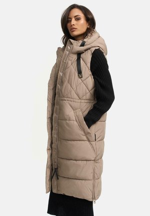 Veste sans manches matelassée beige avec capuche, comportant des poches latérales, une fermeture éclair à l'avant et des bretelles sombres contrastantes, fabriquée en matériau synthétique lisse.