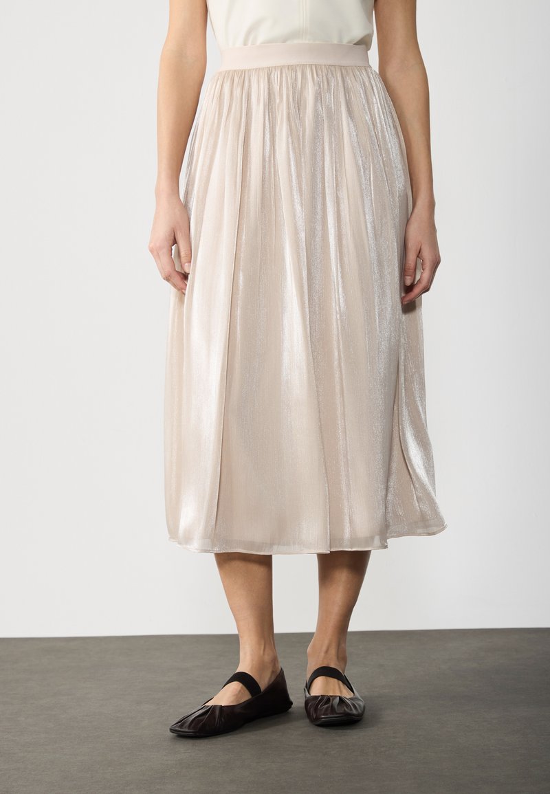 Plissé midi rok in lichtbeige, gemaakt van een glanzende, gestructureerde stof. Voorzien van een elastische tailleband en valt onder de kuiten.
