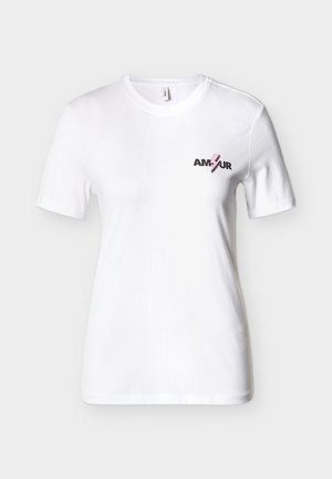 Λευκό γυναικείο T-shirt με κοντά μανίκια, με το κείμενο «AMOUR» και ένα ροζ γραφικό με αστραπή στο αριστερό μέρος του στήθους.