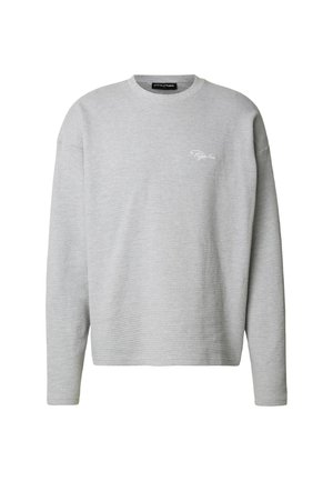 Szara bluza z długim rękawem wykonana z fakturowanej dzianiny, z okrągłym dekoltem i subtelnym białym logo na piersi. Luźny krój i prosty design.