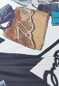 Tissu avec des designs abstraits présentant des formes variées en noir, bleu canard et marron, incluant des éléments rectangulaires et courbes avec une finition brillante.