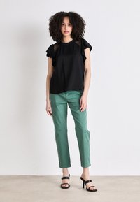 BOSS TACHINI - Hlače chino - open green