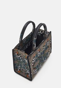 Lille rektangulær taske lavet af mønstret stof med blomster- og fuglemotiver. Sorte læderhåndtag og kanter, med en åben top.