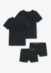T-shirts et boxers en coton noir. Les T-shirts ont un col ras du cou ; les boxers possèdent des ceintures élastiques avec le texte « JORDAN » en jaune et noir.