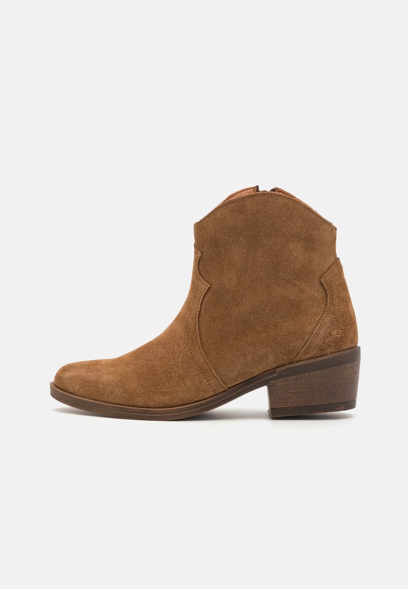Bota de tornozelo em camurça castanha com biqueira arredondada, um salto bloco de altura média e design escamado no colarinho. Detalhes texturizados no salto.