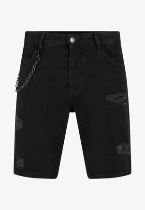 Shorts de mezclilla negra con parches desgastados, con una cadena plateada sujeta a la cintura y un diseño clásico de cinco bolsillos.