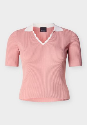 Ροζ κοντομάνικη κοντομάνικη μπλούζα με ριγέ ύφασμα, λευκή διακοσμητική λευκή V-λαιμόκοψη με κυματοειδές σχέδιο και λευκό γιακά, που εκτίθεται σε απλό ανοιχτό φόντο.