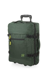 Maleta de tela verde con superficie texturizada, asa retráctil, bolsillo con cremallera en la parte delantera, tiradores amarillos de la cremallera y correas negras para un cierre seguro.