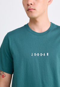 Jordan AIR CREW - Nyomott mintás póló - oxidized green