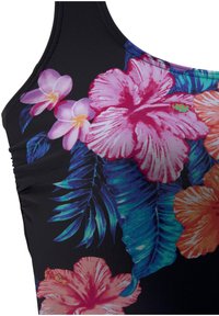Svart badkläder med livfulla rosa och orange tropiska blommor samt gröna blad, som visar en slät syntetisk textur och en åtsittande design.