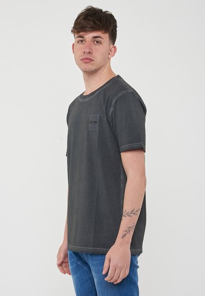 T-shirt grigio carbone a maniche corte in cotone, con taschino frontale con logo, colletto tondo e dettagli di cucitura a contrasto.