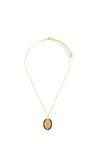 Collana in tono dorato con un pendente ovale testurizzato circondato da perline nere, dotata di una delicata catena e chiusura regolabile.
