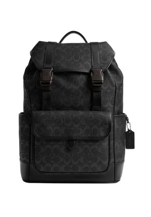 Must mustriga seljakott eesmise klapiga tasku, pannalrihmade, küljetaskute ja paremal küljel rippuva kaubamärgiga sildiga.