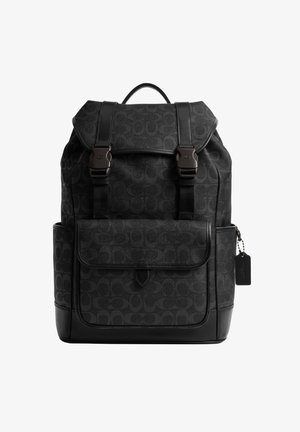 Črni nahrbtnik z vzorcem, sprednjim žepom s preklopom, nastavljivimi zaponkami, bočnimi žepi in obeskom z imenom blagovne znamke na desni strani.