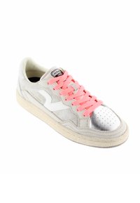Gray suede sneakers feature a silver metallic toe cap, white accents, and vibrant pink laces. Textured outsole provides grip and durability.