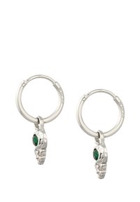 Boucles d'oreilles en argent avec un charme texturé mettant en avant une pierre verte, des accents détaillés et une finition polie, mettant en valeur des éléments de design complexes.