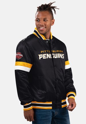 Schwarze Satin-Bomberjacke mit dem Text "Pittsburgh Penguins", gelben und weißen Streifenakzenten sowie einem NHL Eastern Conference-Patch auf dem Ärmel.