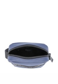 Pochette blu con zip realizzata in materiale morbido, con interno nero e una maniglia a loop. Il design è compatto con una forma semplice e funzionale.