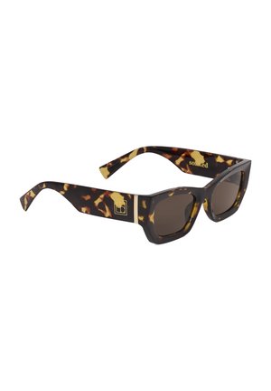 Prostokątne okulary przeciwsłoneczne w kolorze muszli żółwia z ciemnymi szkłami, grubymi oprawkami i złotym logo na zausznikach.