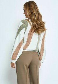 PEPPERCORN Trui - kangaroo brown jacquard
