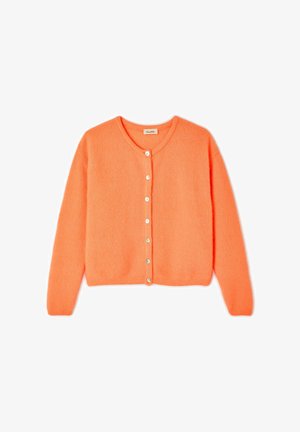 Oranžinis kardiganas iš minkštos medžiagos, suapvalintu kaklo iškirpimu, ilgomis rankovėmis ir penkių mygtukų priekiu. Tekstūruotas paviršius.