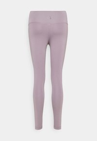 Leggings violets avec une taille haute, texture lisse et design minimaliste. Présente un petit logo près de la taille.