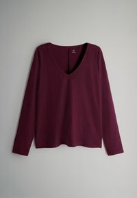 Dugih rukava, top s dubokim V-izrezom u tamnoj burgundi boji, izrađen od glatkog, laganog materijala s opuštenim krojem i ravnim rubom.