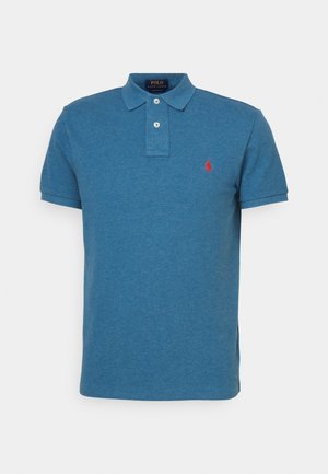 Camisa polo azul hecha de suave algodón, con cuello tipo solapa, tapeta de tres botones, mangas cortas y un pequeño logotipo rojo en el pecho.