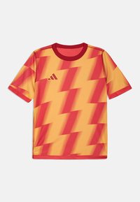 Maglia sportiva rossa e gialla con collo a giro, caratterizzata da un motivo a zigzag e il logo Adidas giallo sul petto.