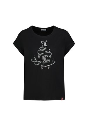 Schwarzes T-Shirt mit kurzen Ärmeln, das auf der Vorderseite eine weiße Linienzeichnung eines Cupcakes mit Kirschen oben und den Text "Leckerer Kuchen" zeigt.