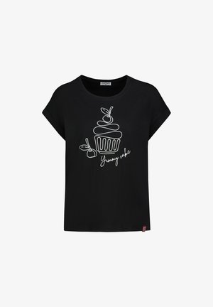 Schwarzes T-Shirt mit kurzen Ärmeln, das auf der Vorderseite eine weiße Linienzeichnung eines Cupcakes mit Kirschen oben und den Text "Leckerer Kuchen" zeigt.